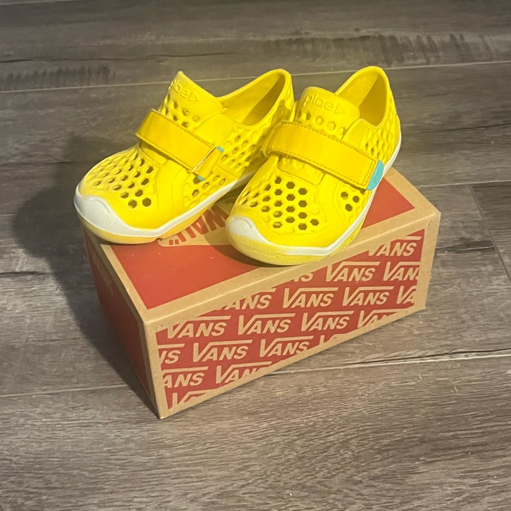 PLAE water shoes toddler Sz 9